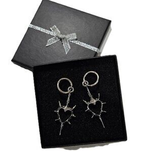 New GOTH SILVER HEART W ROSE BRIER THORNS DANGLE DROP EARRINGS  (NWOT) JEWELRY